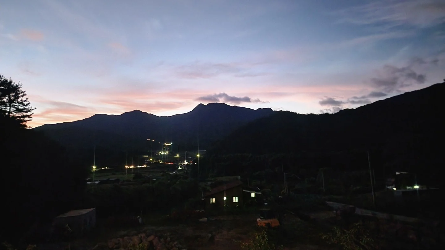 산자락에 내려앉는 저녁