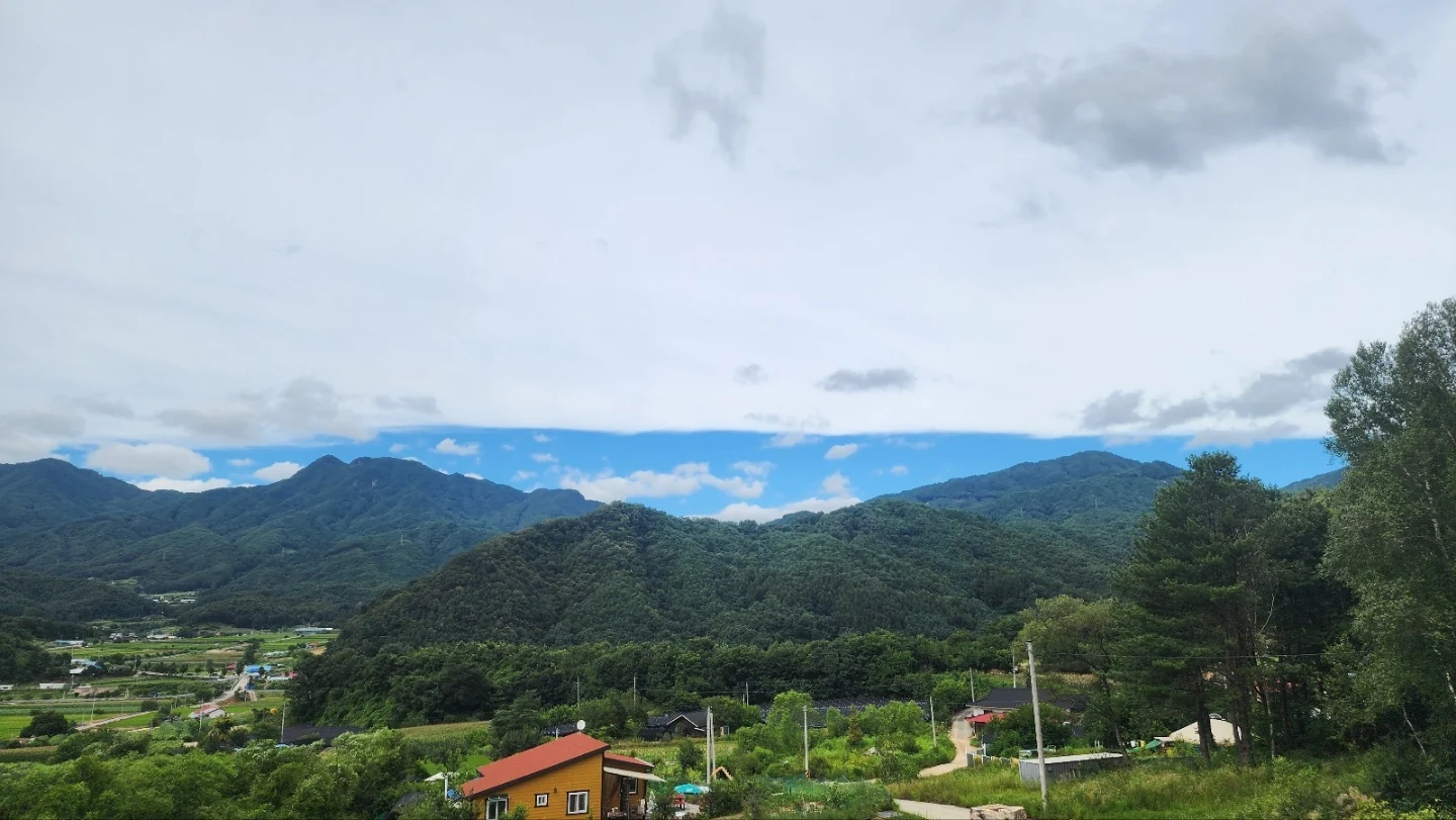 정원에서 내려다본 산과 마을