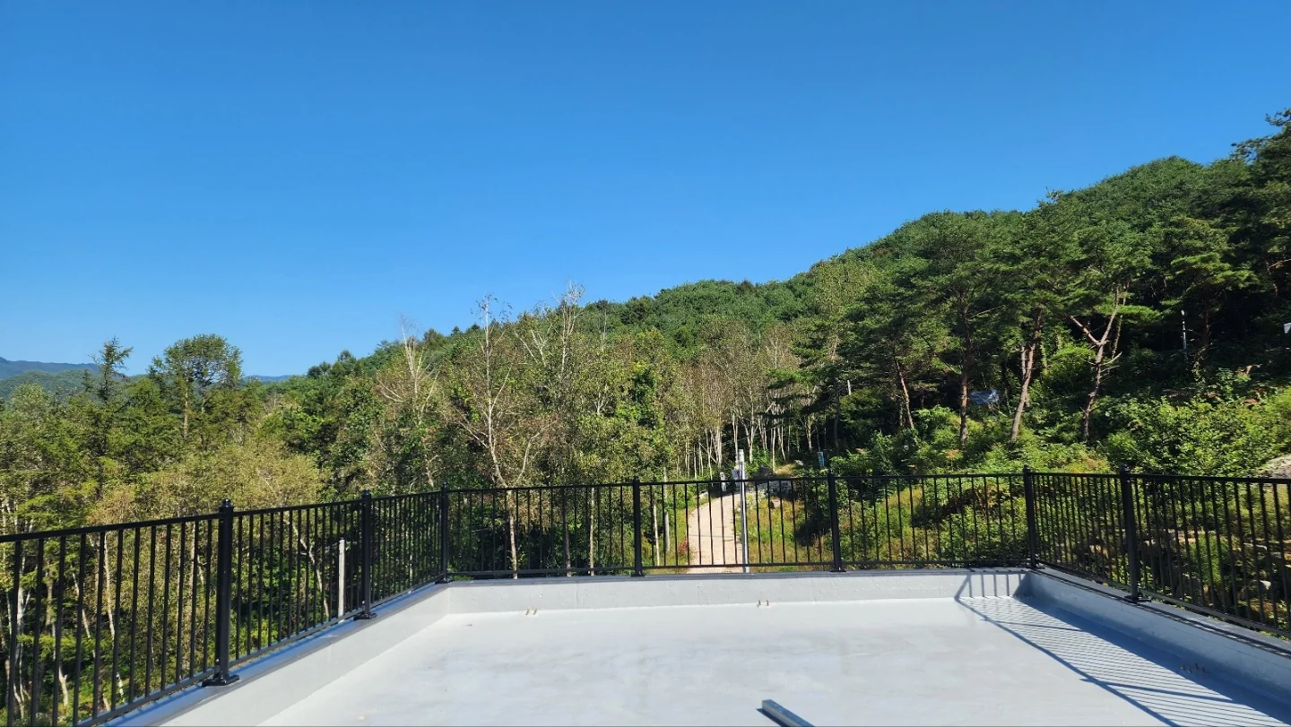 산을 바라보는 옥상 테라스